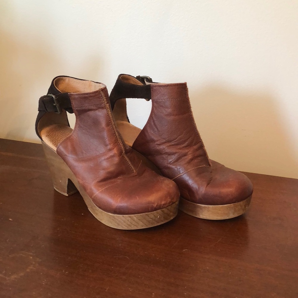 AMAZING Amber orchard clogs from Free People